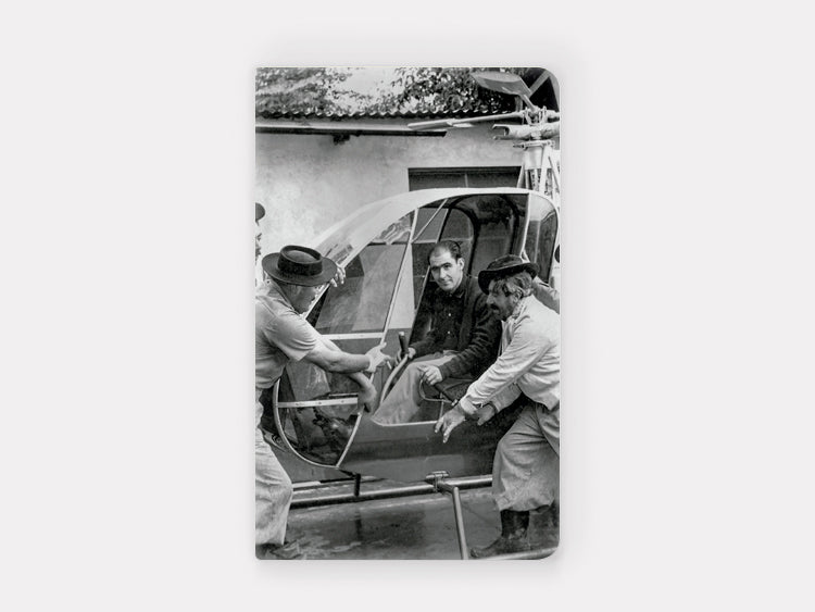 Cuaderno chico: Augusto Cicaré y sus vecinos junto al helicóptero CH-2