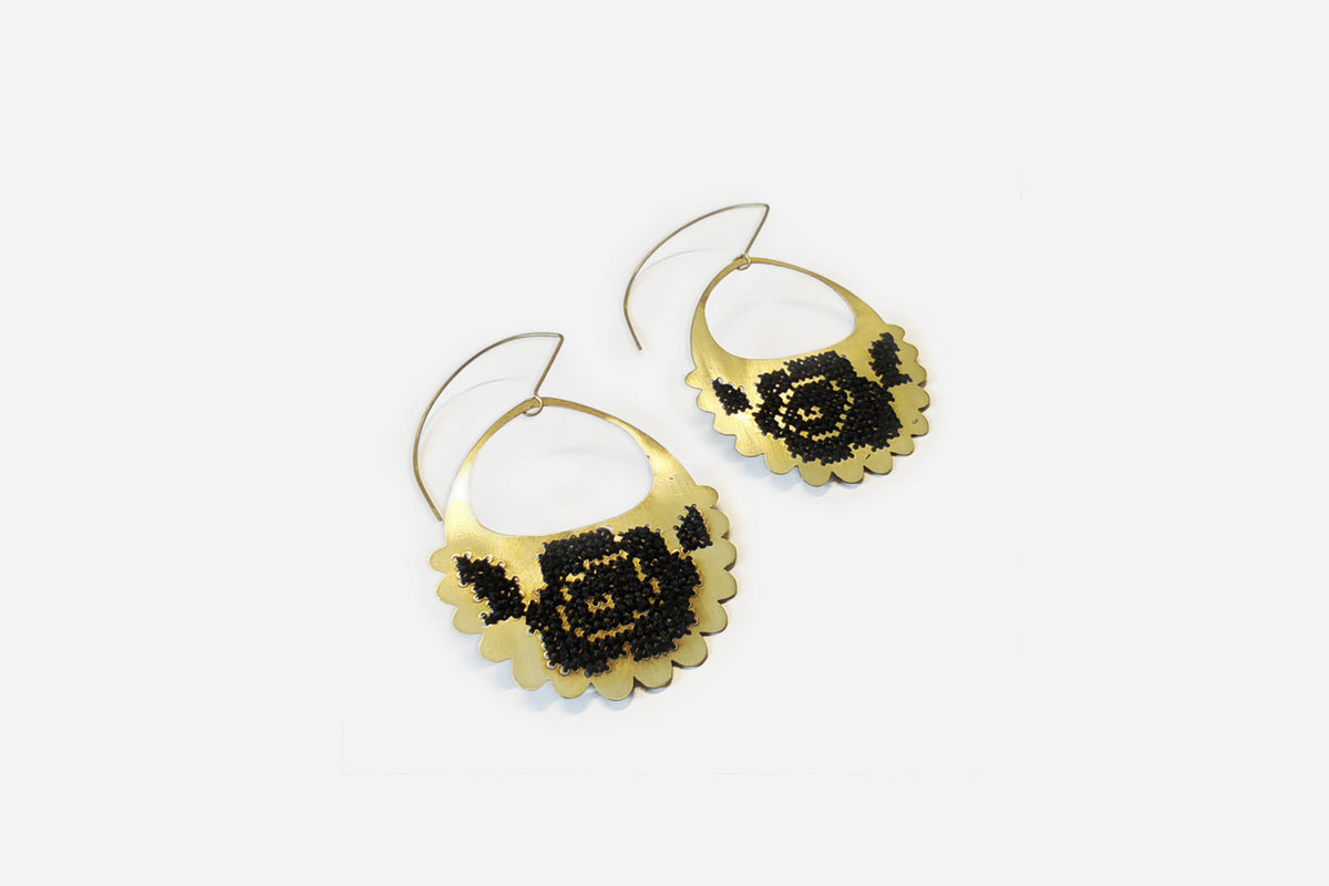 Aros Frida Flor | Bronce e hilo negro