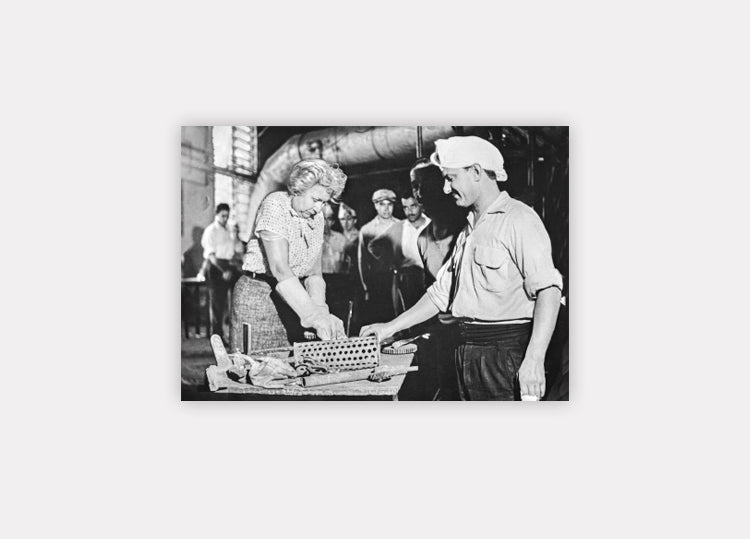 Postal: Lucrecia Moyano en Cristalería Rigolleau